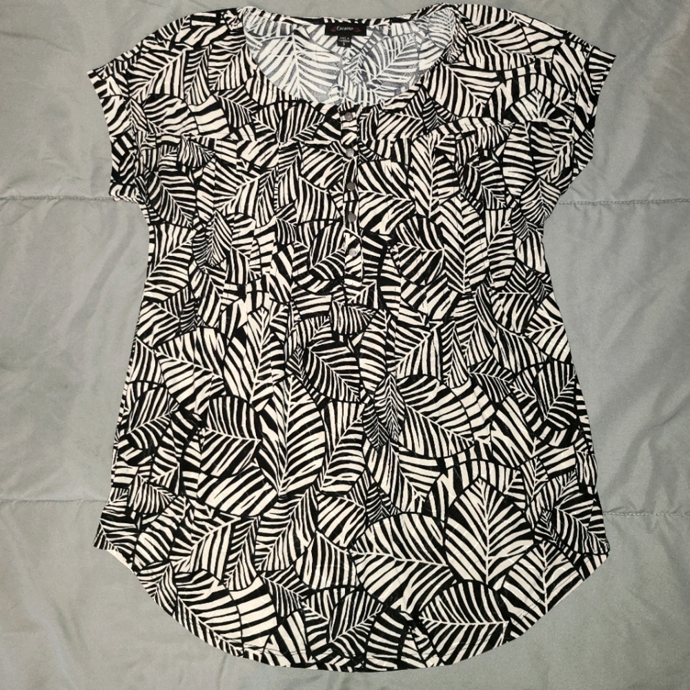 🌻 Donating Soon 🌻 | Black and white women's blouse size small - Picture 3 of 8